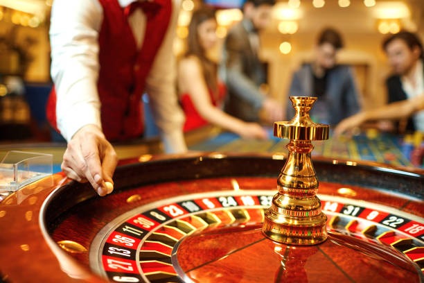 Live Sakong card game table with dealer and player cards visible on mobile screen